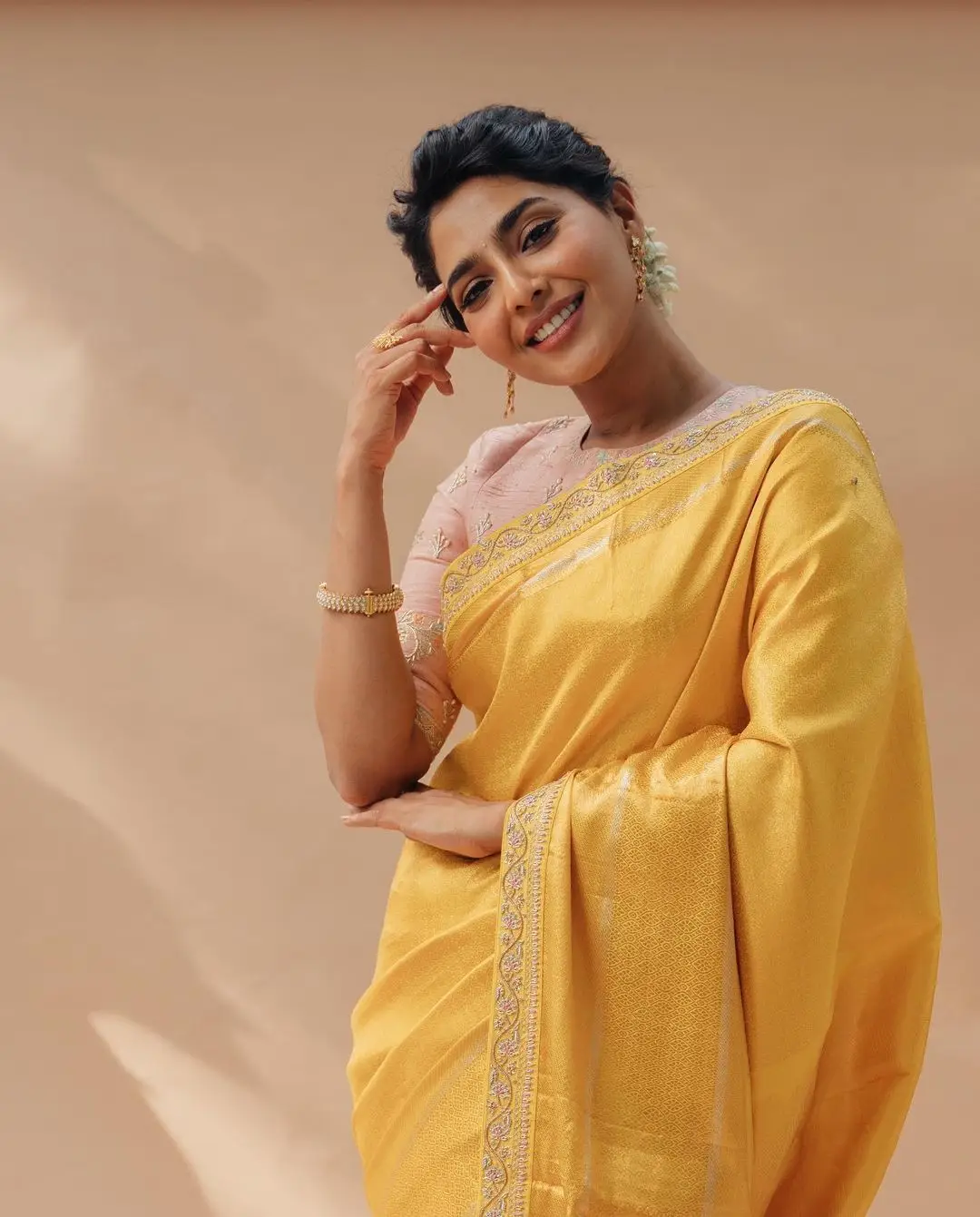 AISHWARYA LEKSHMI IN INDIAN TRADITION YELLOW COLOR SAREE PINK BLOUSE